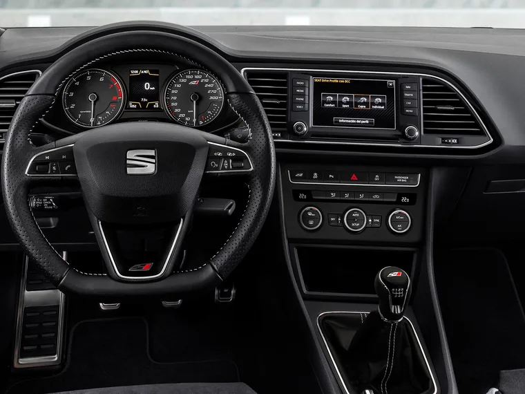 Interiér a palubní deska vozu Seat
