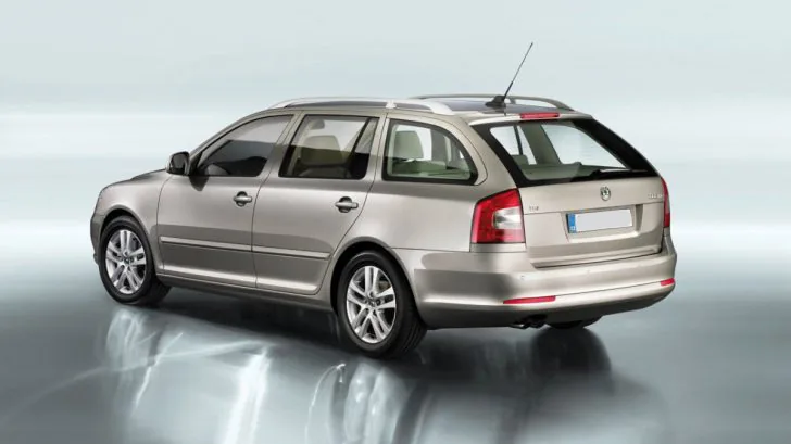 Škoda kombi z boku — náhradní díly Škoda